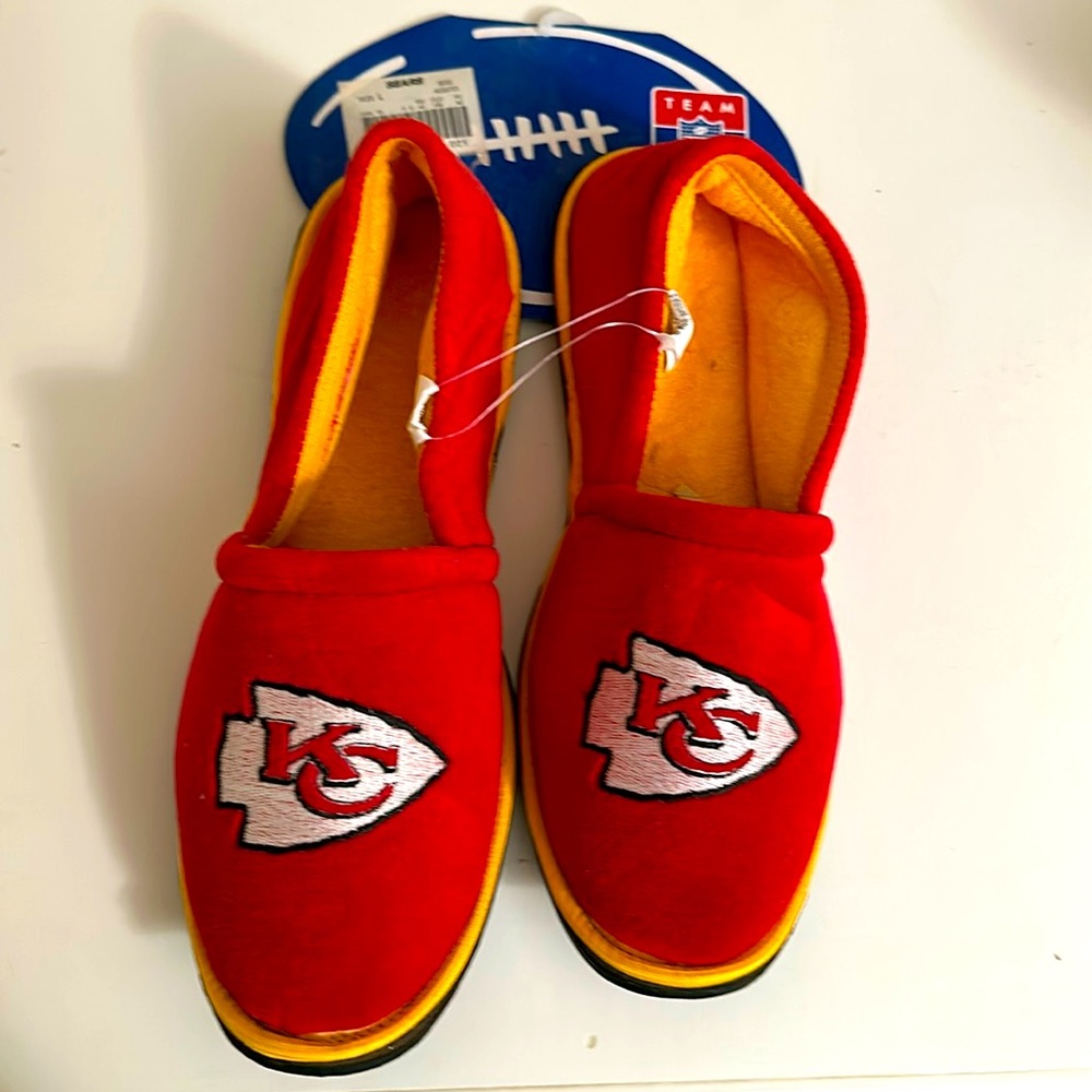NWT Men’s Chiefs Slippers